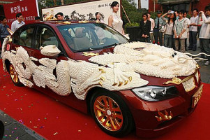 Auto obložené slonovinou